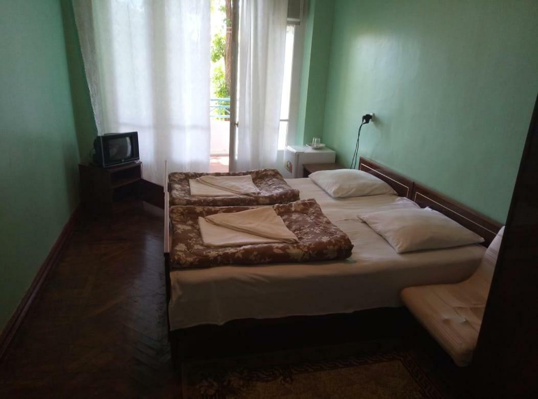 Hotel Сhernomorets Гудаута Экстерьер фото